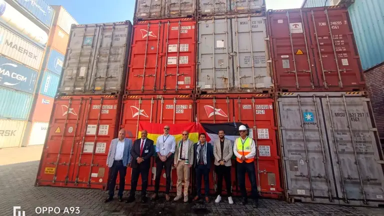 Los contenedores de ayuda humanitaria con destino a la Franja de Gaza. Foto: Canciller&iacute;a