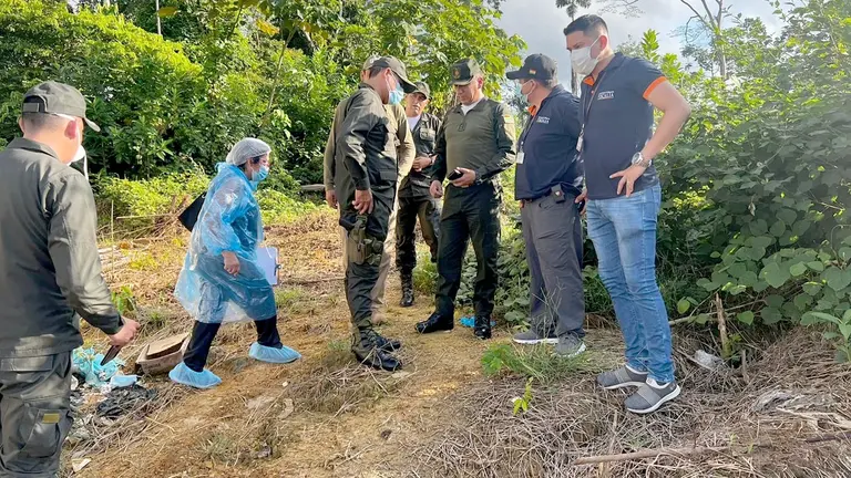 Elfectivos policiales y de la Fiscalía en el lugar donde murieron linchadas tres personas./ FGE