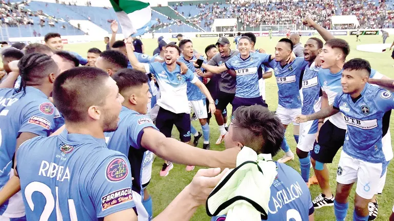San Antonio festeja el torneo Apertura, que logr&oacute; hace cinco d&iacute;as en el Carlos Villegas de Entre R&iacute;os./ DICO SOL&Iacute;S