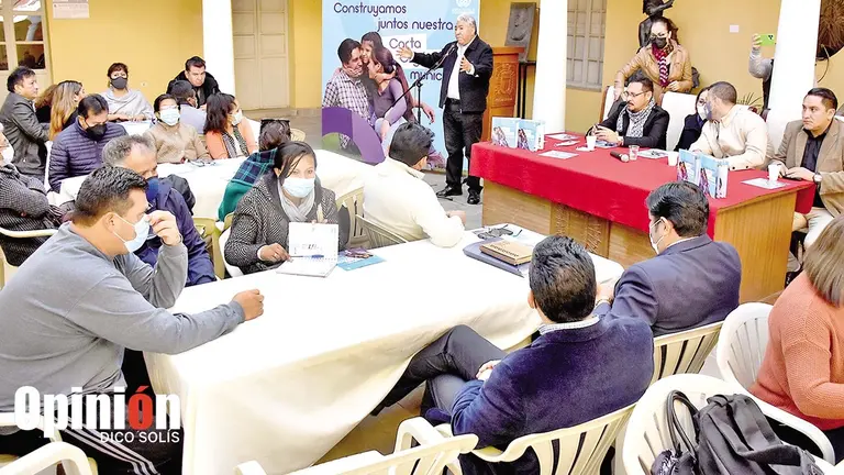 Una reuni&oacute;n para la elaboraci&oacute;n de la Carta Org&aacute;nica./ DICO SOL&Iacute;S