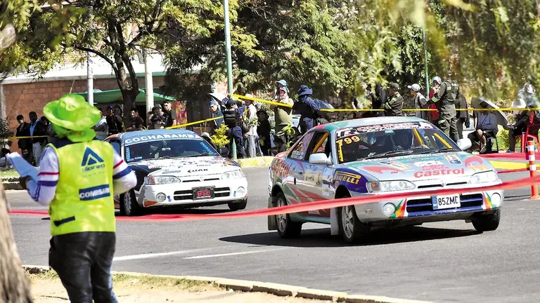 Vehículos en la pista de competencia, la avenida  Circuito Bolivia que bordea Alalay./ NOÉ PORTUGAL