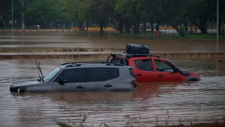 Veh&iacute;culos varados a causa de las inundaciones en Brasil. AGENCIAS