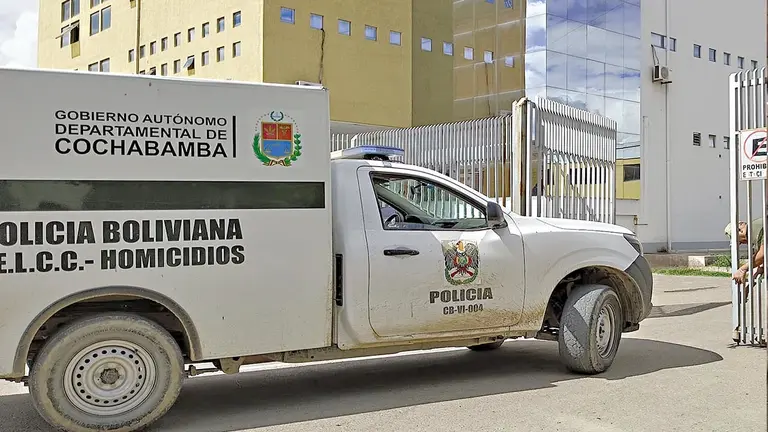 Fotograf&iacute;a de un veh&iacute;culo de Homicidios ingresando al IDIF de Co&ntilde;a Co&ntilde;a, en Cochabamba./   MARIELA COSS&Iacute;O