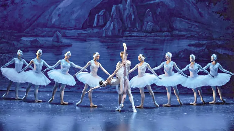 Danzarines del Ballet de San Petersburgo  interpretando &lsquo;El Lago de los Cisnes&rsquo;./  CORTES&Iacute;A