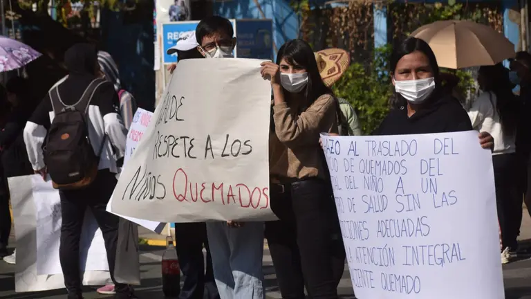 padres de familia de los ni&ntilde;os y ni&ntilde;as internados en el Pabell&oacute;n de Quemados del Hospital del Ni&ntilde;o Manuel Ascencio Villarroel bloquearon hoy jueves las c&eacute;ntricas calles Oquendo y Venezuela. NO&Eacute; PORTUGAL