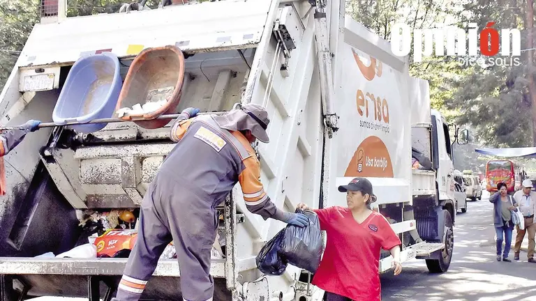 Funcionarios de EMSA recogen basura en la ciudad./ DICO SOL&Iacute;S