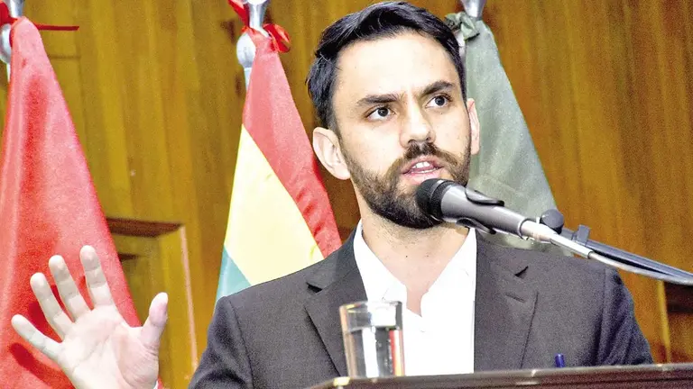 El ministro de Gobierno, Eduardo del Castillo, ante los medios de comunicaci&oacute;n./ APG