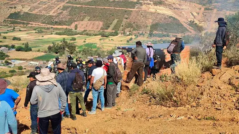 Los supuestos propietarios de las tierras en Lomas Cainco. CORTES&Iacute;A