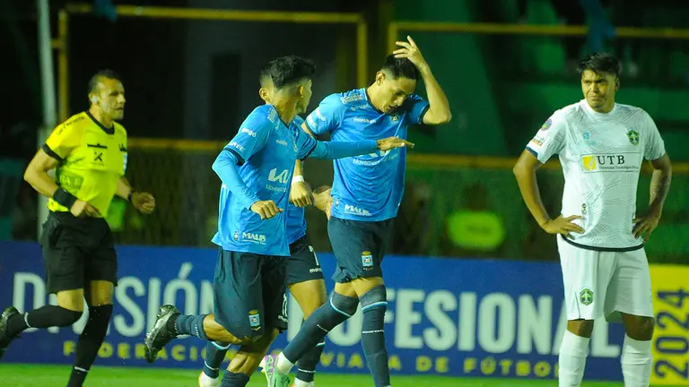 Jugadores de Blooming, en el partido./ APG