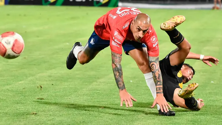 Una jugada del partido en Cochabamba./ DICO SOL&Iacute;S