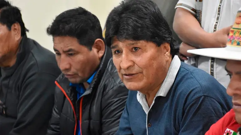 Evo Morales junto a dirigentes de su sector pol&iacute;tico en conferencia de prensa. No&eacute; Portugal