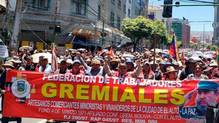 Marcha de la Federaci&oacute;n de Trabajadores Gremiales. URGENTE.BO