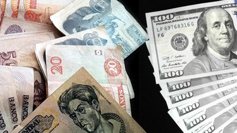 Bolivianos y d&oacute;lares en foto ilustrativa.