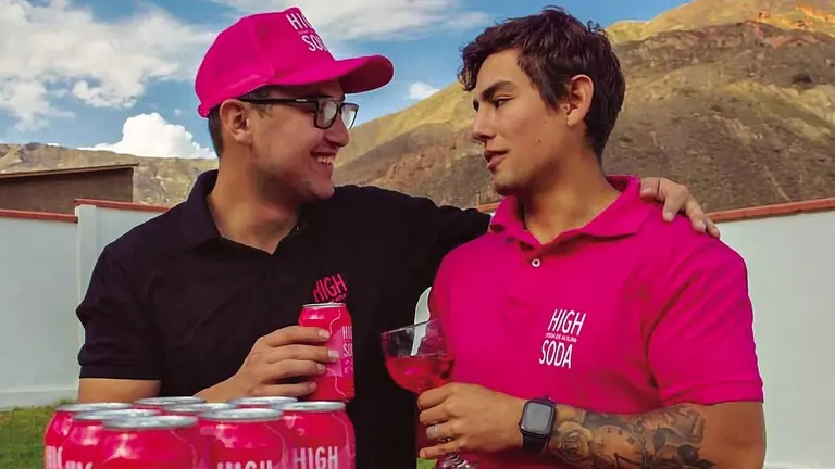 Gian Franco y Luciano Fiori encontraron la "receta" que le dio altura a las bebidas tradicionales de Bolivia: crearon gaseosas de mocochinchi y canela./ CORTES&Iacute;A HIGH SODA