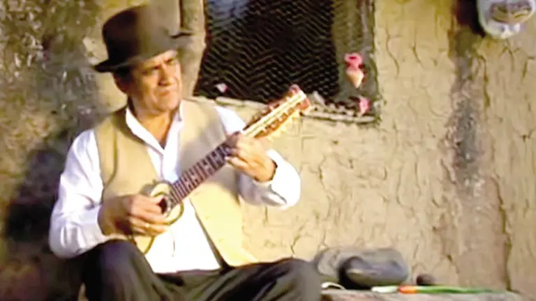 El charanguista Alfredo Coca en el video musical de &lsquo;Selecci&oacute;n de Huay&ntilde;os&rsquo;./ CAPTURA DE PANTALLA, YOUTUBE