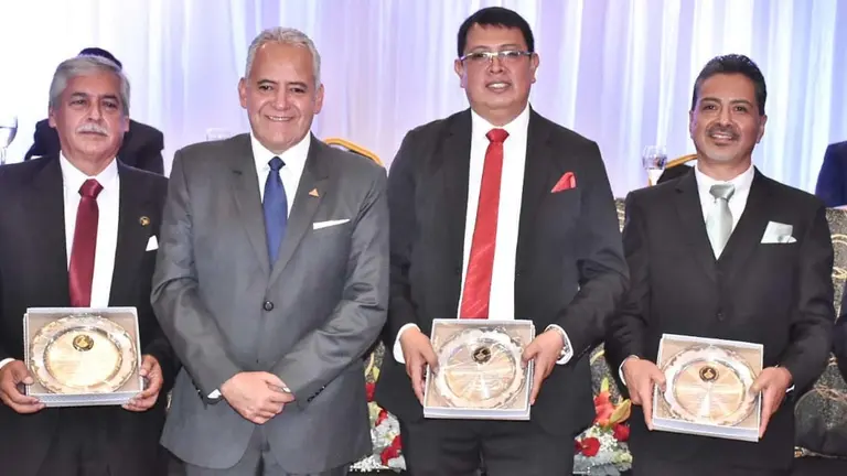 Raúl A. Solares Rivero, presidente de Caboco, sostiene el reconocimiento recibido./ DICO SOLÍS