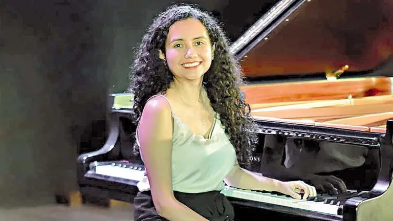 Noelia Morón junto a su instrumento./ CORTESÍA