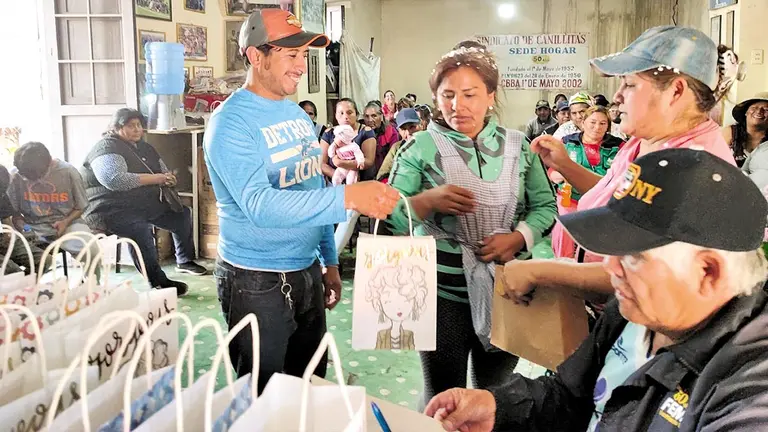 Madres reciben presentes en el Sindicato de Canillitas./ MARCELO SANDOVAL