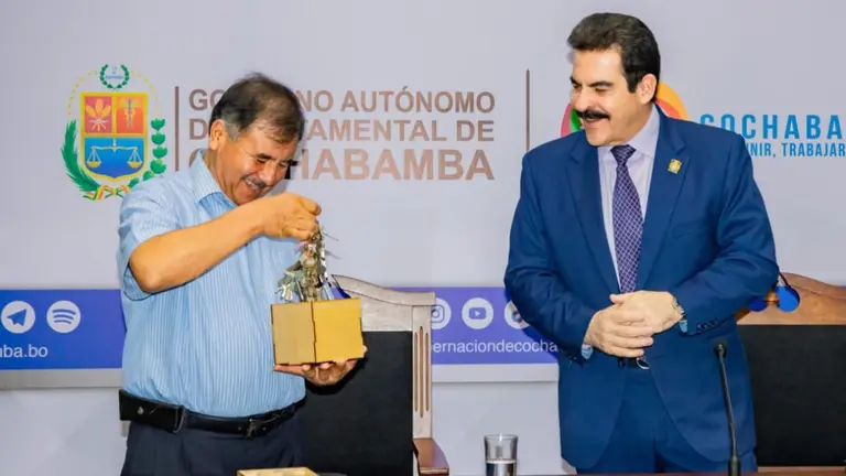 El gobernador Humberto S&aacute;nchez y el alcalde Manfred Reyes Villa oficializaron, este lunes, la transferencia del Hospital Ticti Norte de forma &ldquo;temporal&rdquo; a manos del Hospital del Ni&ntilde;o Manuel Ascencio Villarroel por tres a&ntilde;os. ALCALD&Iacute;A DE COCHABAMBA