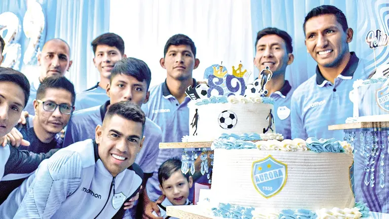 Futbolistas celestes festejan el aniversario./ CLUB AURORA