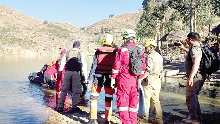 Bomberos hallan el cuerpo del extranjero en la laguna Turquesa, en Tarata./ BOMBEROS