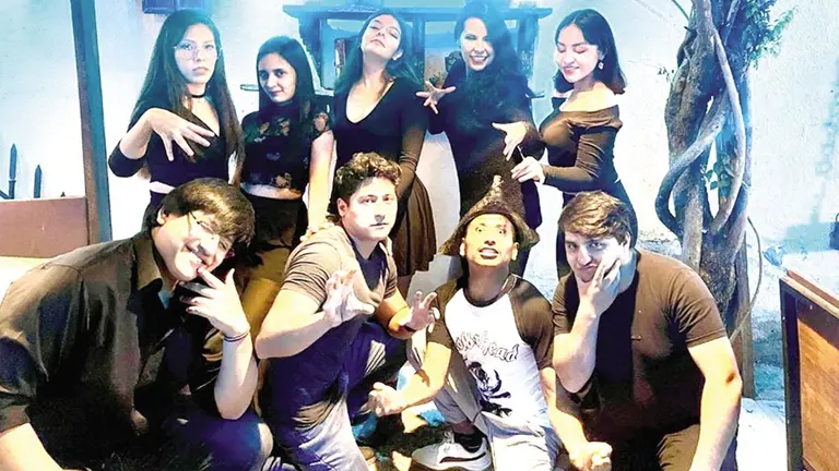 Elenco teatral Kizuna./ CORTES&Iacute;A