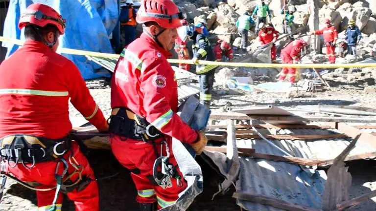 Bomberos realizan trabajos de rescate en el barrio Achumani. APG