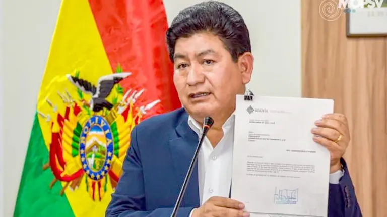 El ministro de Obras Públicas, Servicios y Vivienda, Edgar Montaño, en conferencia de prensa./ OXIGENO.BO