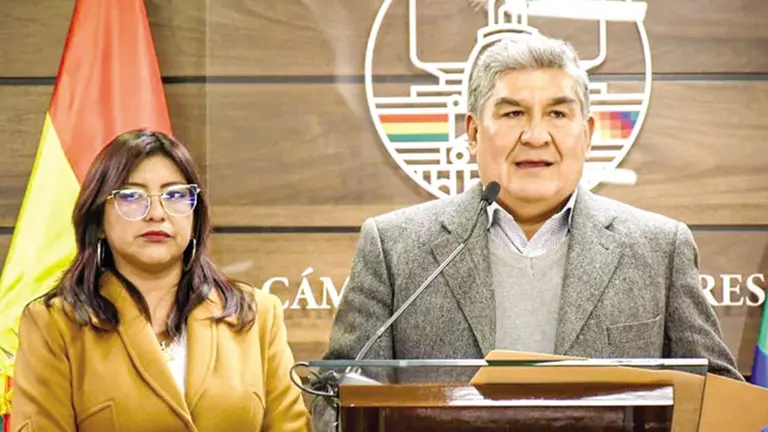 El senador William Torrez, de la facci&oacute;n &ldquo;evista&rdquo;, en conferencia de prensa./ C&Aacute;MARA DE SENADORES