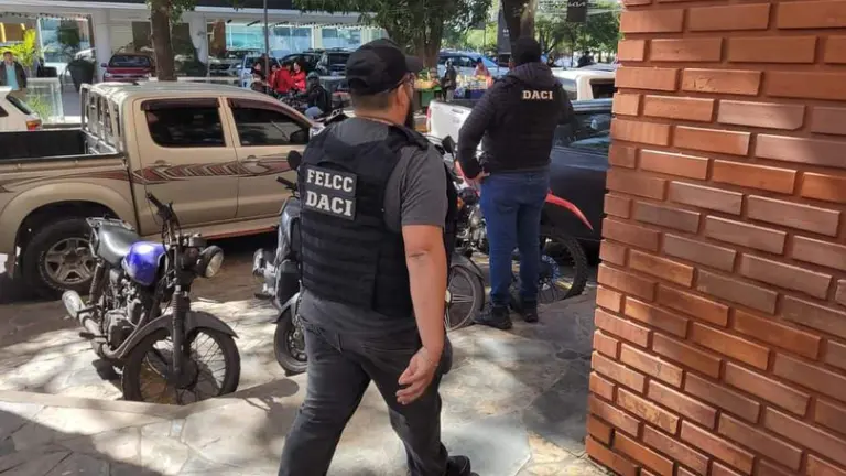 Momento donde la Polic&iacute;a allana un edificio ubicado en el segundo anillo de Santa Cruz, donde se presume que operaba una red de cibercrimen. RRSS