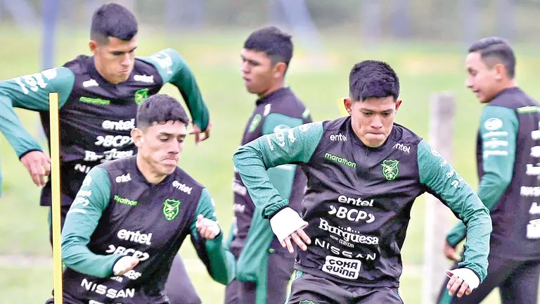 Jugadores de la Verde realizan un entrenamiento./ APG