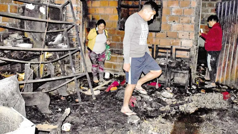 La vivienda afectada por el incendio en la zona de El Abra en Sacaba, Cochabamba./ NOÉ PORTUGAL