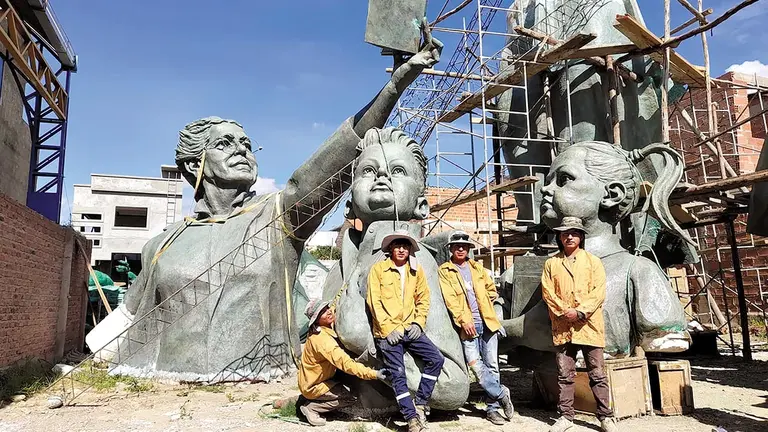 El conjunto de esculturas en honor a Rosario Vera, en Argentina./ CORTESÍA JUAN GARCÍA