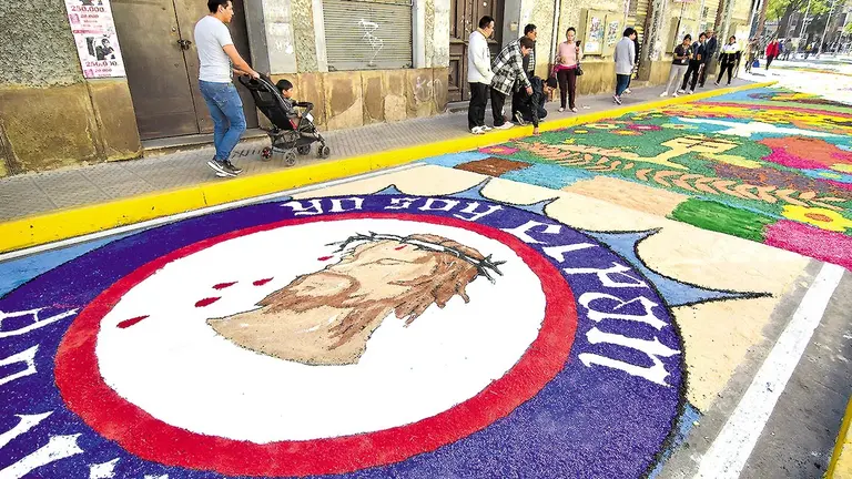 Un mosaico armado en una céntrica calle de la ciudad de Cochabamba./ NOÉ PORTUGAL