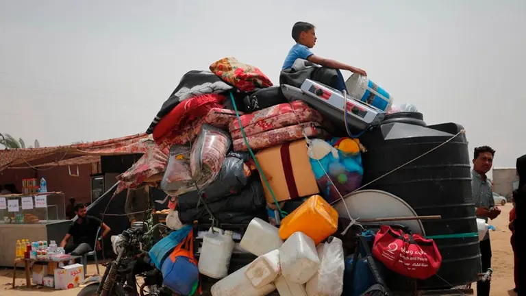 Imagen del &eacute;xodo que se registra en Raf&aacute; tras los ataques israel&iacute;s. UNRWA