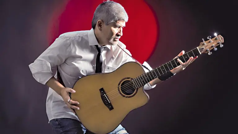 El guitarrista Piraí Vaca interpreta piezas musicales en el escenario. / CORTESÍA