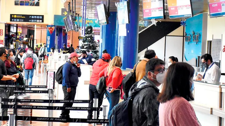 Pasajeros en el aeropuerto Jorge Wilstermann de  Cochabamba./ ARCHIVO-DICO SOLÍS