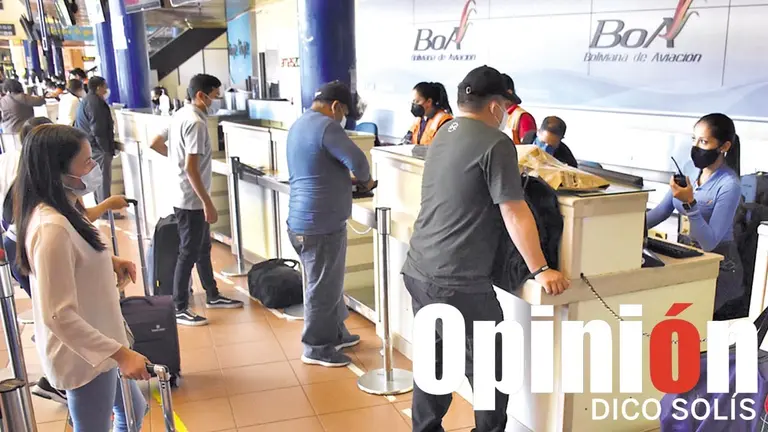 Pasajeros en la terminal área de Cochabamba. / DICO SOLÍS
