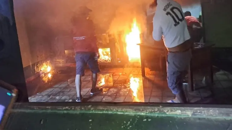 Vecinos de Santa Ana de Yacuma se enfurecen y destrozan el Comando Policial./ URGENTE.BO