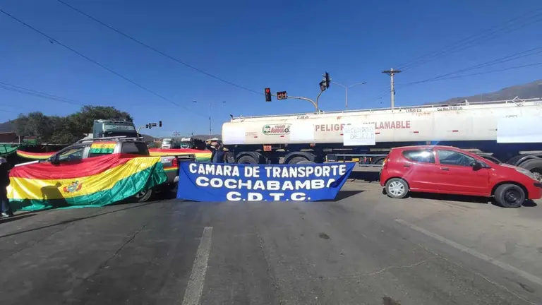 Bloqueo de transporte instalado a la altura de Suticollo. OPINI&Oacute;N