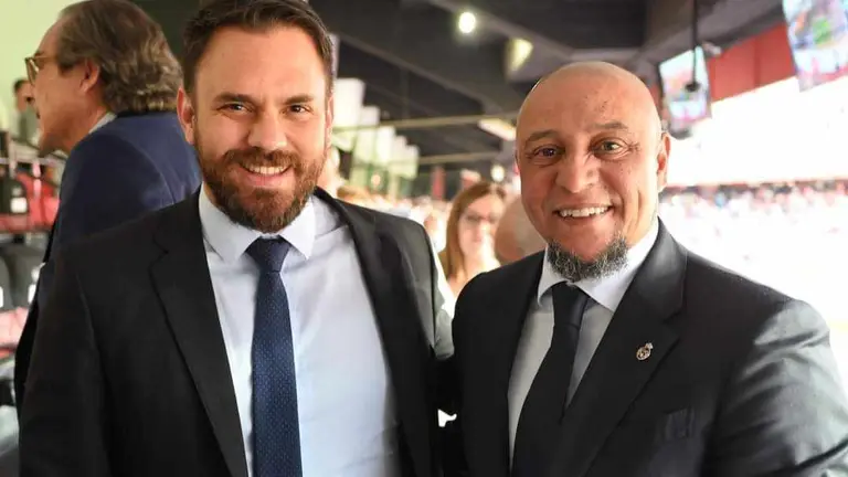 Eduardo Del Castillo junto a Roberto Carlos. Eduardo Del Castillo Del Carpio.