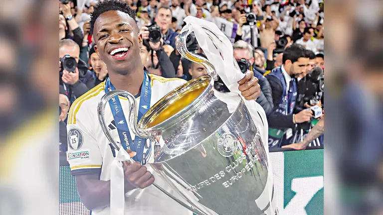 Vinicius festeja la Champions ganada por el Real./ REAL MADRID C.F.