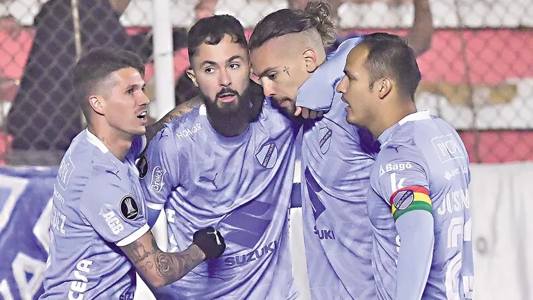 Jugadores de la Academia de Tembladerani festejan un gol en un cotejo anterior./ APG