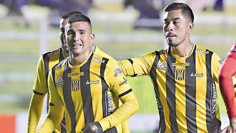 Futbolistas atigrados celebran una conquista./ APG