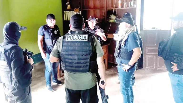 Policía aprehende a dos personas por quema del Comando Policial de Santa Ana de Yacuma, en Beni./ FISCALÍA