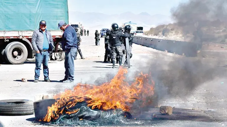 Quema de llantas en la Apacheta, La Paz, donde tambi&eacute;n bloquearon los transportistas del sector pesado./ APG