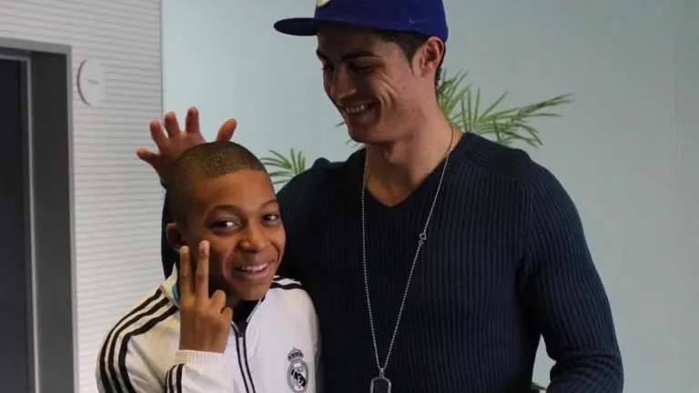 Kylian Mbapp&eacute; junto a su &iacute;dolo de infancia, Cristiano Ronaldo. Instagram K. Mbapp&eacute;.