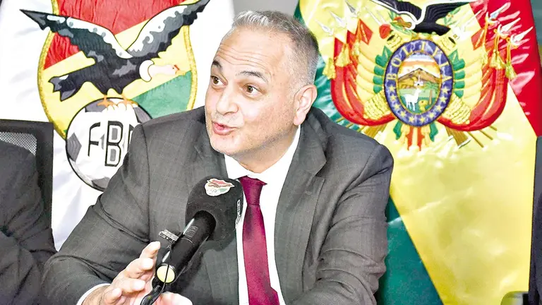 Fernando Costa, presidente de la FBF, se dirige a los medios de comunicaci&oacute;n./ APG