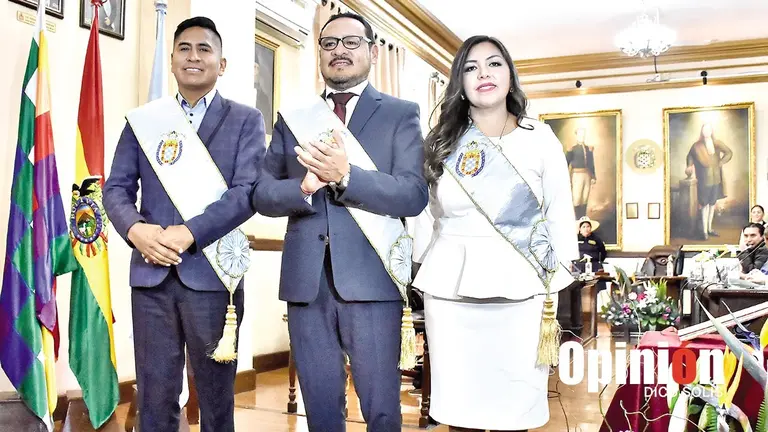 El vicepresidente Joel Flores, el presidente Diego Murillo y la concejal secretaria Claudia Flores, este 4 de junio./ DICO SOL&Iacute;S
