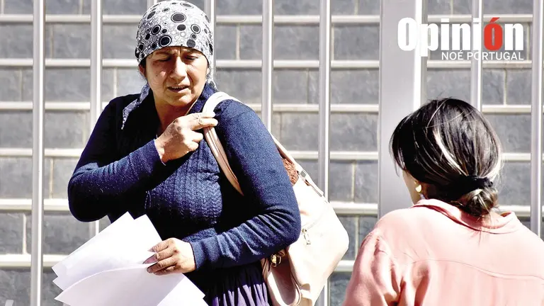 La madre de Jhoselin en puertas del Instituto de Investigaciones Forenses (IDIF), en Cochabamba./ NO&Eacute; PORTUGAL